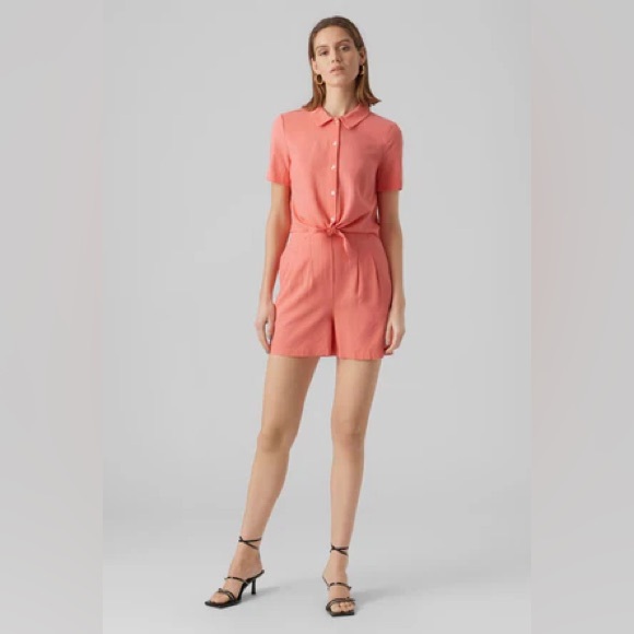 Vero Moda | Jesmilo High-Waist Box-Pleat Shorts in Georgia Peach - Picture 1 of 7